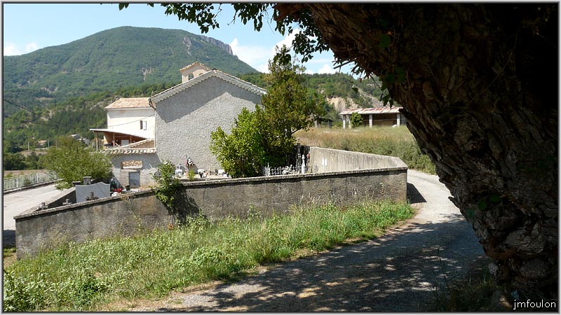 nibles-23web.jpg - Le cimetière, l'église et la mairie depuis le murier. Je l'aime cet arbre !