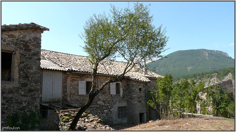 nibles-26web.jpg - Vue arrière d'un batisse qu'on appelle le château. Ce bâtiment était en fait une maison seigneuriale, datant de la fin du XVIIIe siècle