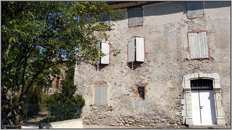 nibles-27web.jpg - Vue arrière d'un batisse qu'on appelle le château. Ce bâtiment était en fait une maison seigneuriale, datant de la fin du XVIIIe siècle