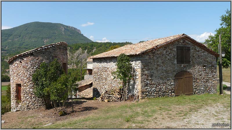nibles-28web.jpg - Le pigeonnier et les étables de la maison seigneuriale