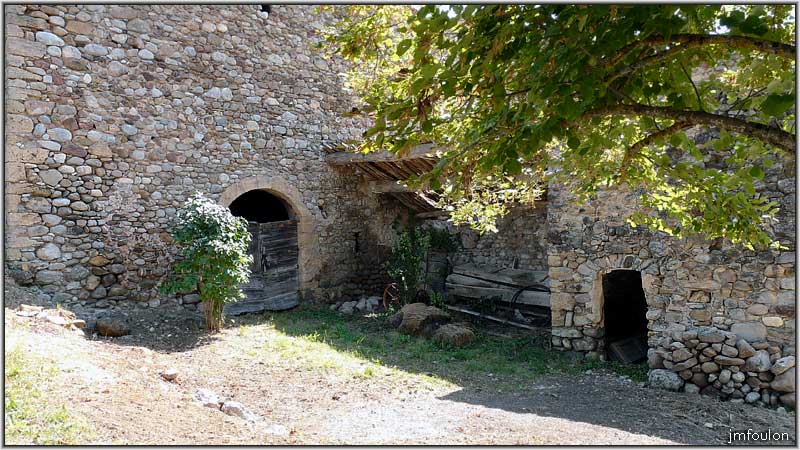 nibles-34web.jpg - Autre vue de la ferme seigneuriale. De toute beauté et d'origine