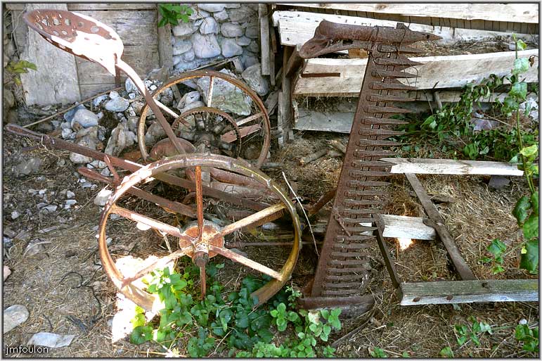 nibles-38web.jpg - Vieille faucheuse à traction animale