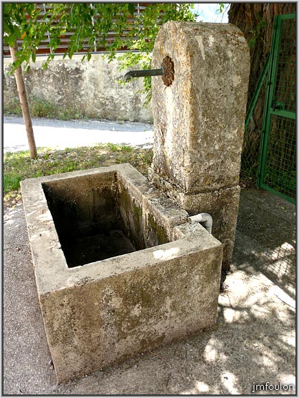 nibles-41web.jpg - Fontaine à l'entrée du village