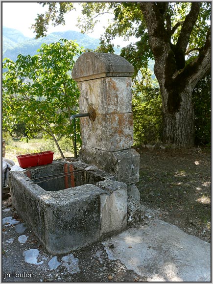 nibles-42web.jpg - Fontaine devant la maison seigneuriale