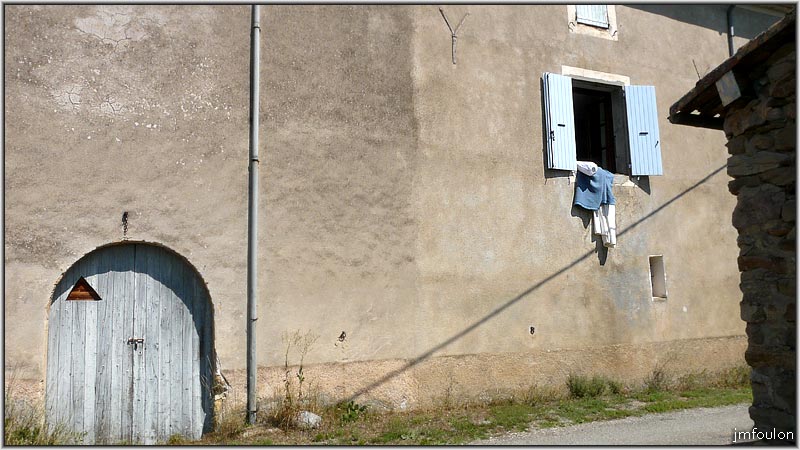 nibles-43web.jpg - Ferme à l'entrée du village