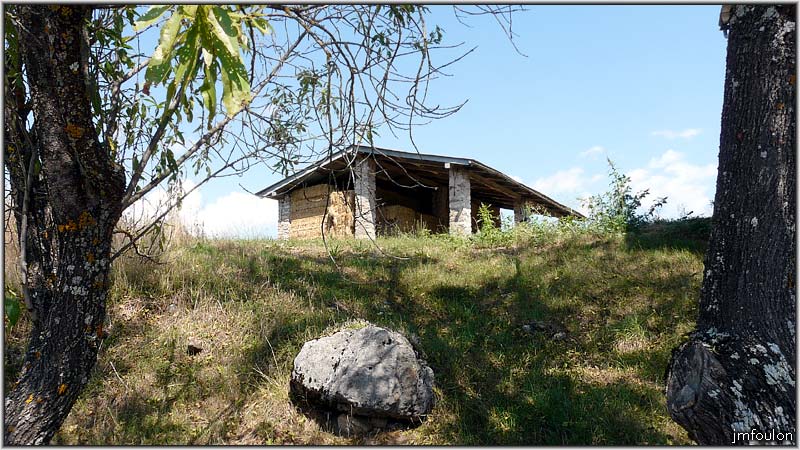 nibles-44web.jpg - Une grange et ses bottes de paille