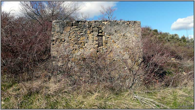 paresous-02web.jpg - Une 1ère ruine de cabanon au début de la zone que nous allons visiter