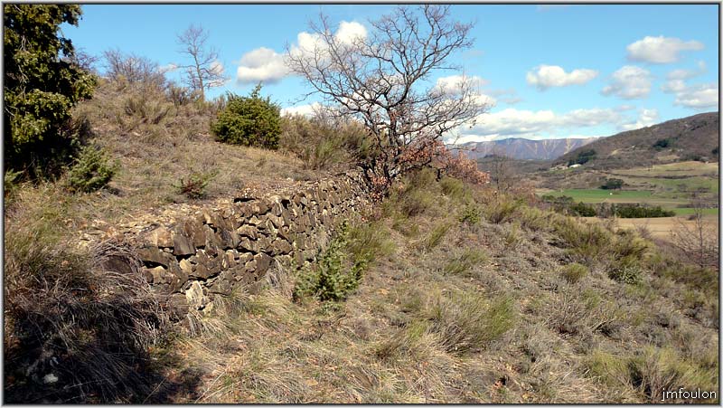 paresous-07web.jpg - Vue de profil. Au loin Vaumuse (1435m) et juste à droite Montgervis (752 m)