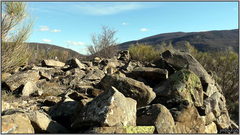 paresous-13web.jpg - Ces murets sont très larges (plus de 2,50m)