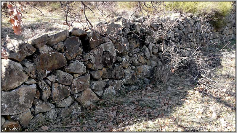 paresous-16web.jpg - Détail d'un des murs. On voit bien ici la façon de bâtir de nos ancètres