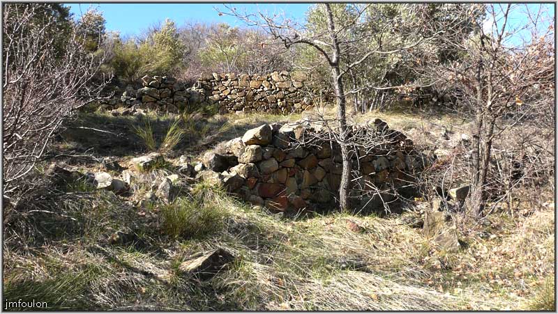 paresous-17web.jpg - Autre vue. On trouve aussi en ces lieux pas mal d'oliviers