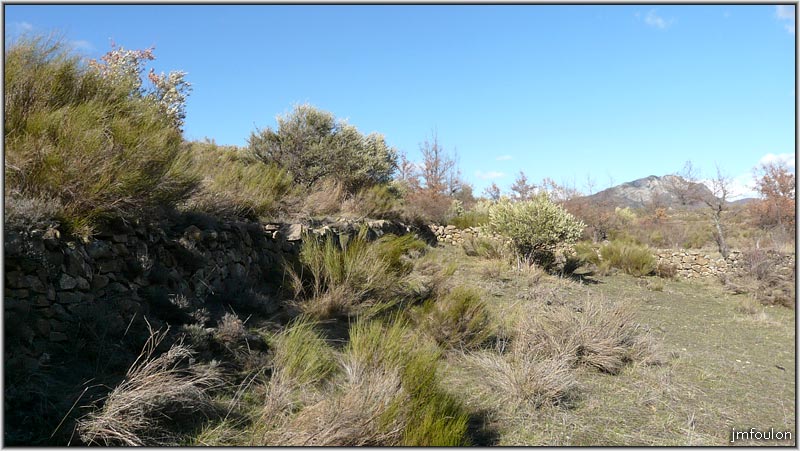 paresous-21web.jpg - Vue vers l'est. Au loin la montagne de la Baume (1147 m)