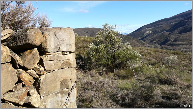 paresous-26web.jpg - Ruine d'un cabanon enchevêtré dans les murets (détail d'une chaine d'angle)