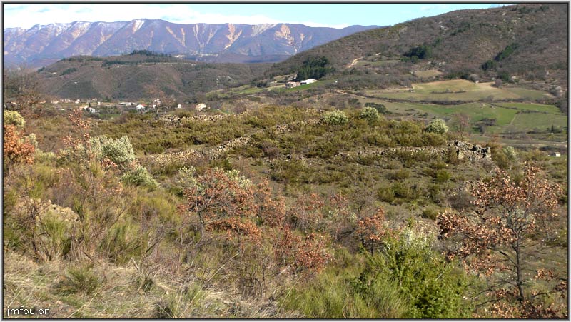 paresous-32web.jpg - Vue vers le nord-est. On aperçois les premières maisons du Thor, quartier de Sisteron sis sur le plateau du même nom