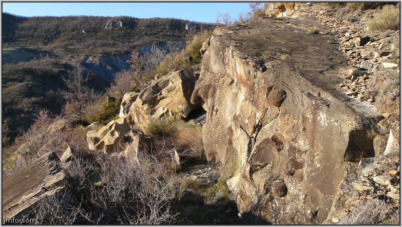 paresous-39web.jpg - Voici ces curieuses boules dans la roche