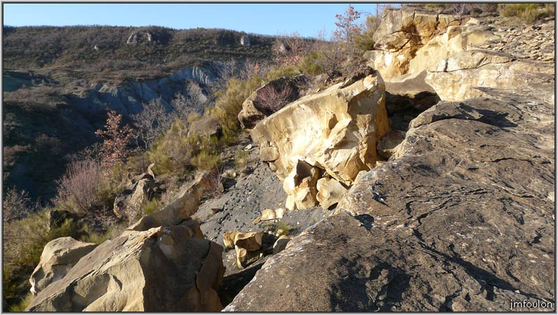 paresous-42web.jpg - Continuons de longer cette barre rocheuse