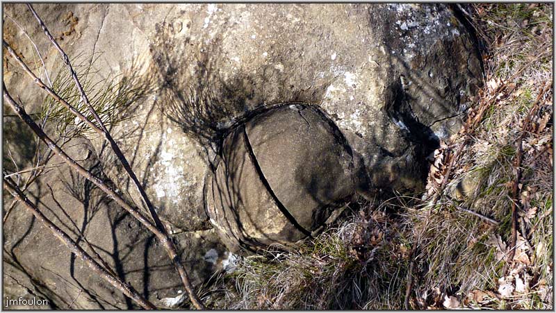 paresous-43web.jpg - Une autre de ces boules, fendue en deux pour celle-ci