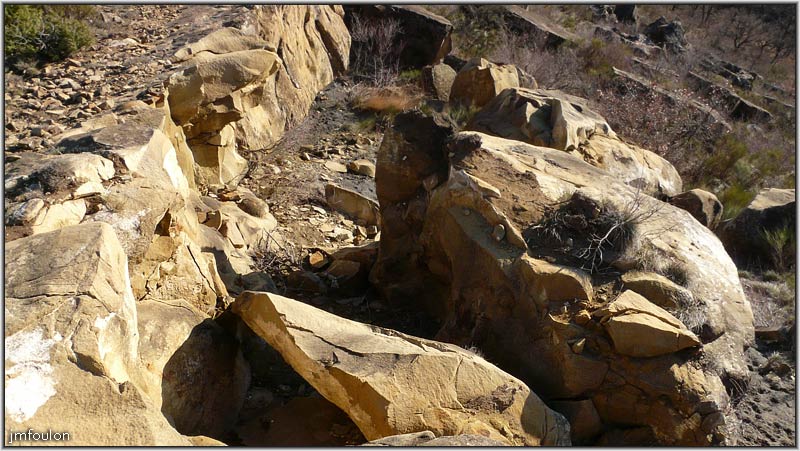 paresous-45web.jpg - La roche se détache. On voit derrière des blocs éparpillés