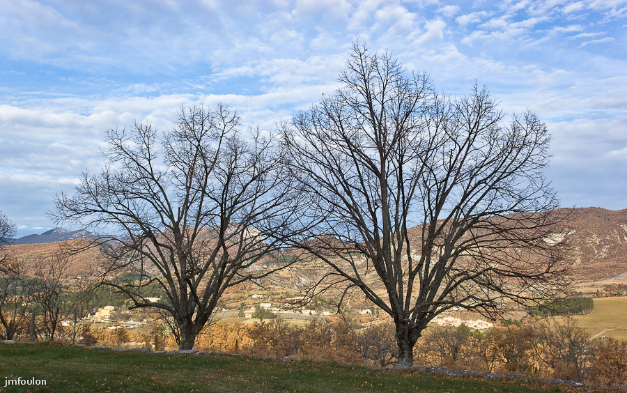 abres-chapage-2-2.jpg - Vallée du Jabron - Vue depuis le Jas chemin de Chapage à Sisteron. En bas, Bevons