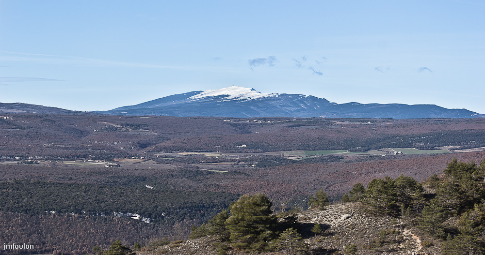 paysage-mont-ventoux-1-2.jpg - Vue sur le Mont Ventoux depuis la D14 entre Vachères et le carrefour de la D18 menant à Carniol puis Simiane-la-Rotonde