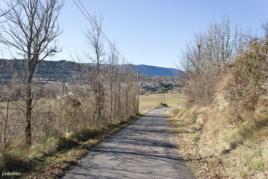 paysages-cereste-03-2.jpg - Vue sur Céreste depuis la petite route menant au Prieuré de Carluc