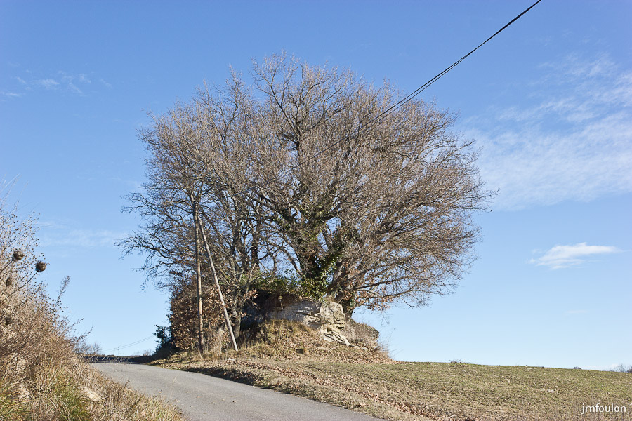 paysages-cereste-04-2.jpg - Curieuse zone de roches solitaire au milieu des champs sur la petite route menant depuis Céreste au Prieuré de Carluc
