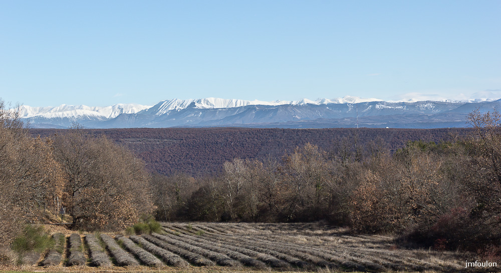 paysages-cereste-08-2.jpg - Vue sur le massif des Trois Evêchés et une partie des Alpes Maritimes depuis la route de Reillanne à Banon. Vers la droite, on aperçois une des coupoles de l'observatoire astronomique de Saint Michel