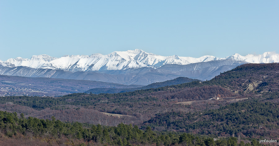 paysages-cereste-13-2.jpg - Vue vers l'Est depuis la route de Reillanne à Banon. Au loin au centre, la tête de l'Estrop qui culmine à 2961 m