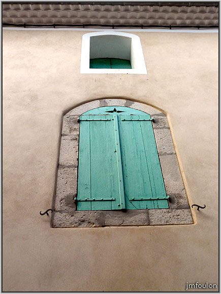 peipin-15web.jpg - Grand Rue - Volets à l'étage et fenestron