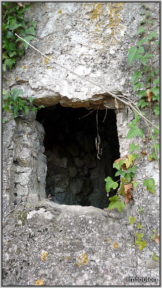 peipin-chateau-02web.jpg - Cavité aux pieds du rempart est du château (extrème nord)