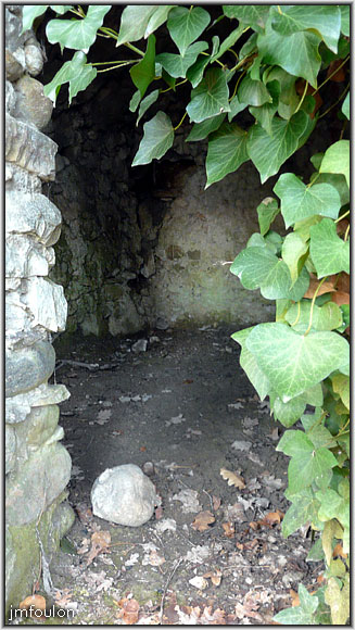 peipin-chateau-03web.jpg - Aux pieds du remparts est du château (extrème nord)