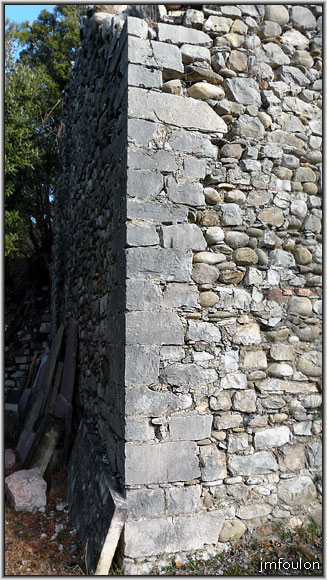 peipin-chateau-05web.jpg - Vestiges du château (XII ème) - Chaîne d'angle