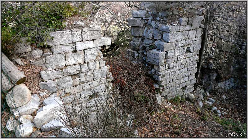 peipin-chateau-07web.jpg - Vestiges du château - Rempart est de l'intérieur