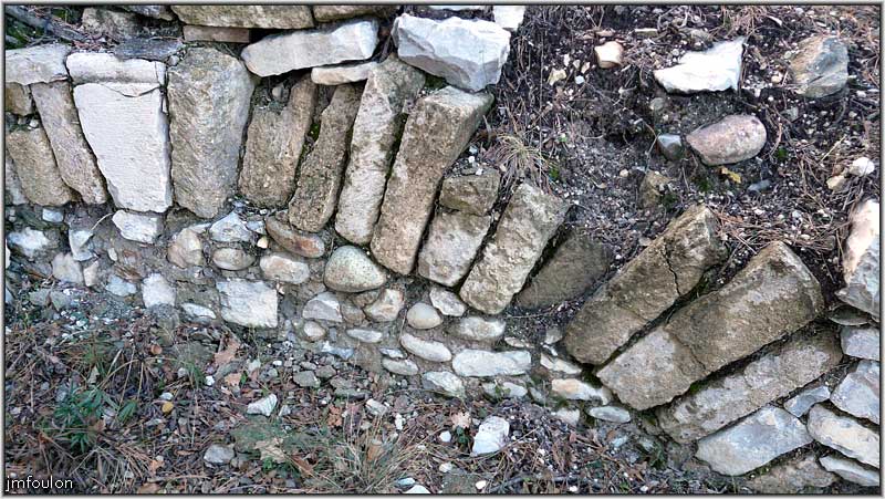 peipin-chateau-09web.jpg - Vestiges du château - Voute d'une pièce semie-enterrée
