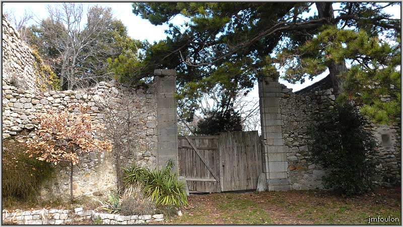 peipin-chateau-15web.jpg - Entrée dans la cour du Château (Privé)