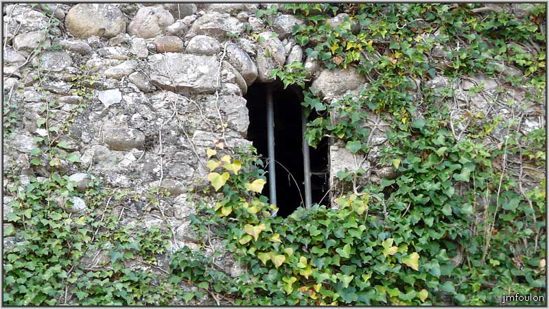 peipin-chateau-19web.jpg - Vestiges du château - Ouverture dans le  rempart est