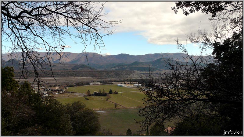 peipin-chateau-22web.jpg - Vue vers le sud-est depuis le pied des remparts. Au loin, Vaumuse