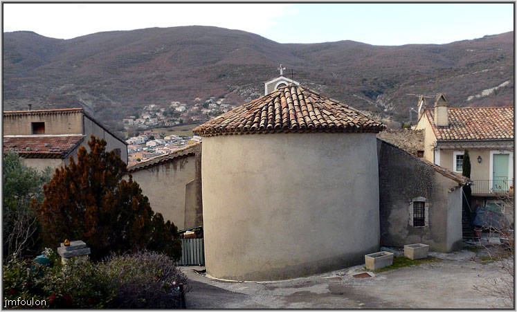 peipin-eglise-07web.jpg - Eglise Saint-Martin. Vue de derrière. C'est d'ailleurs le dernier bâtiment et le plus haut du village