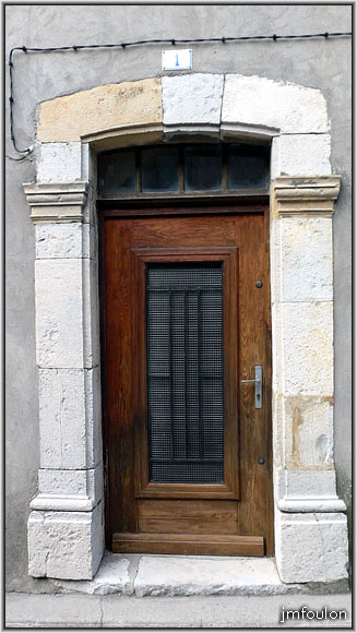 peipin-porte-07web.jpg - Autre porte au bel encadrement Grand Rue