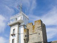 Pointe de Penmarc'h  Le sémaphore. Sa construction date de 1862. C'est l'un des 59 sémaphores qui couvrent les côtes françaises. A sa droite, la tour à feu