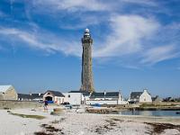 Pointe de Penmarc'h  Le phare d'Eckmühl - Hauteur : 65 mètres - Nombre de marches: 307 - Portée lumineuse : 45 km - Feu : durée de rotation de 5 secondes. Le phare fonctionne à l'électricité avec 2 lampes de haute performance de 70 watts. Depuis février 2008, les gardiens ont laissé la place à l'automatisation. Dates de construction : du 18 septembre 1893 au 17 octobre 1897
