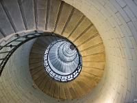Pointe de Penmarc'h  L'intérieur du fut du phare d'Eckmühl. Celui-ci comporte 307 marches et est recouvert d'opaline
