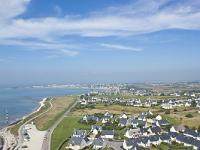 Pointe de Penmarc'h  Vue sur la côte entre la pointe de Penmarc'h et St Guénolé et son port de pêche
