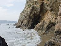 Crozon - Plage de Goulien  Grottes à l'Ouest de la plage de Goulien