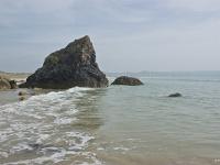 Crozon - Plage de Goulien  Gros rocher à l'ouest de la plage de Goulien