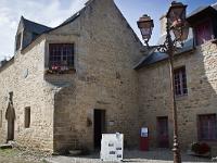 Pont-Croix  Musée du Patrimoine de Cap Sizun. Bâtie par les seigneurs de Pont-Croix au cours de XVéme siècle. Elle devient la propriété de la famille de Rosmadec jusqu'à la mort de Madame de Forcalquier, dernière marquise de Pont-Croix (1814).