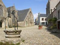 Pont-Croix  Place de l'église Notre-Dame de Roscudon