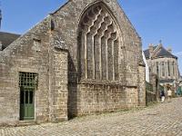 Pont-Croix  Eglise (collégiale) Notre-Dame de Roscudon (XIIème siècle). Au fond, l'a chapelle St Vincent de l'ancien Petit Séminaire