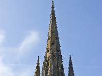 Pont-Croix  Du haut de ses 63 mètres, l'aiguille du clocher du milieu du XVe siècle nous contemple. Elle a servi de modèle pour les flèches de la cathédrale St Corentin de Quimper