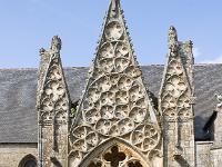 Pont-Croix  Notre-Dame de Roscudon (XIIème siècle) - Le porche, véritable dentelle de pierre, érigé à la fin du XIVe siècle. Trèfles et quadrilobes s'ordonnent élégamment dans des rosaces caractéristiques du gothique rayonnant